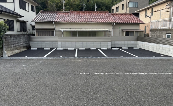 月極駐車場（アスファルト敷き）大阪府河内長野市昭栄町10-30　賃料6,000円～7,000円（税別）
